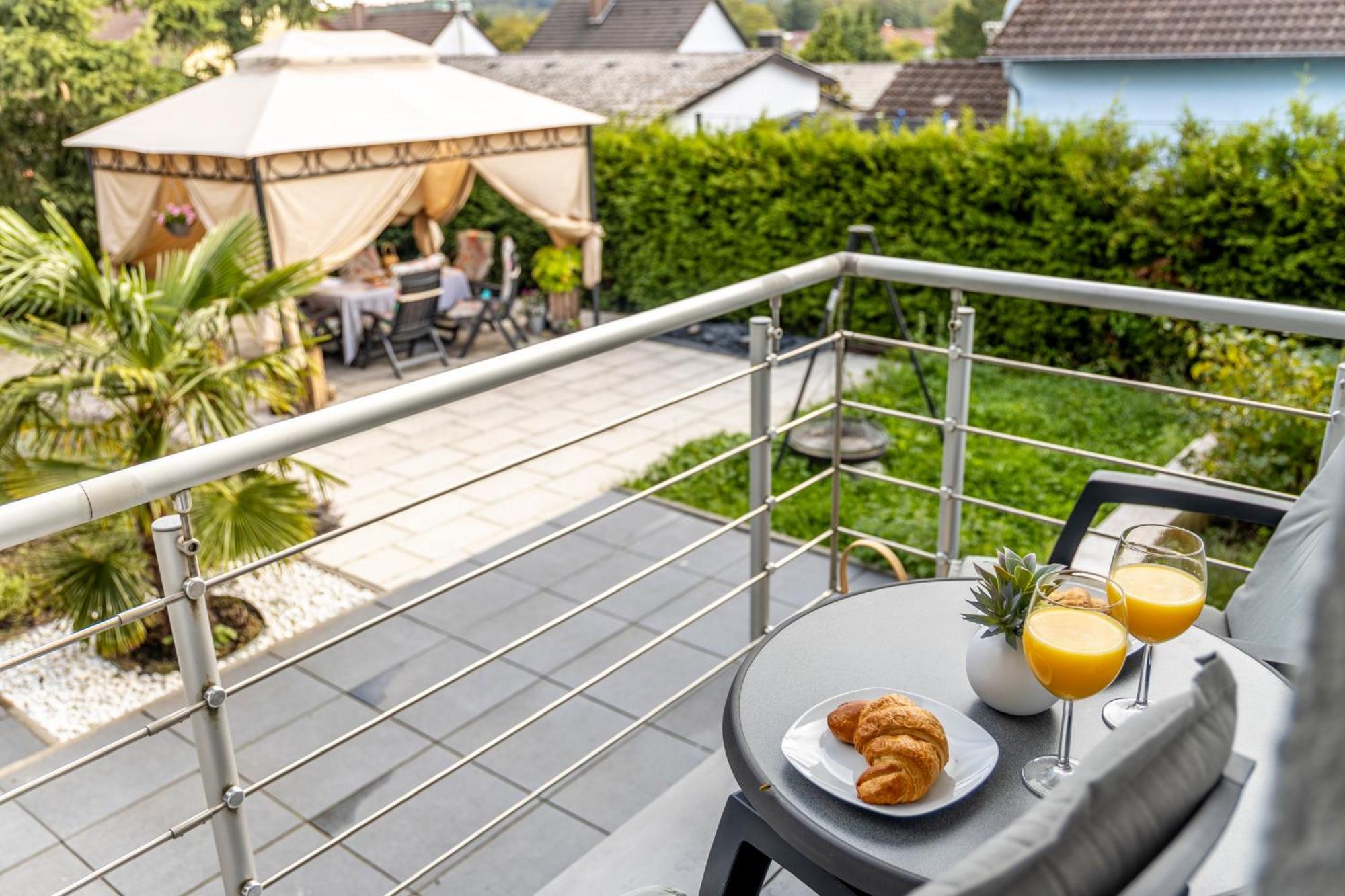 Design Apartment- 24H Self-Check-In - Bis 4 Pers - Parkplatz - Wifi - Balkon -Terrasse - In Direkter Weihernaehe - Radwege Schiffweiler Exterior photo
