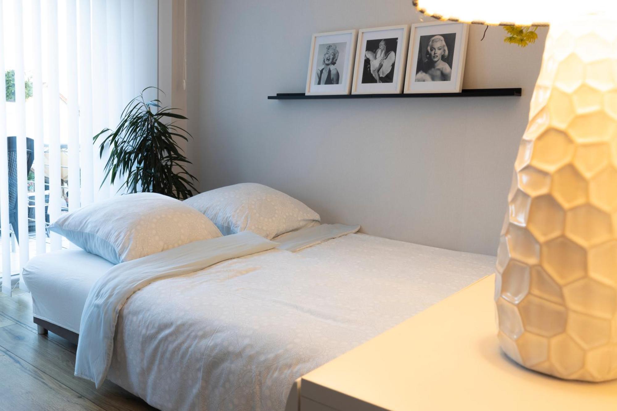 Design Apartment- 24H Self-Check-In - Bis 4 Pers - Parkplatz - Wifi - Balkon -Terrasse - In Direkter Weihernaehe - Radwege Schiffweiler Exterior photo