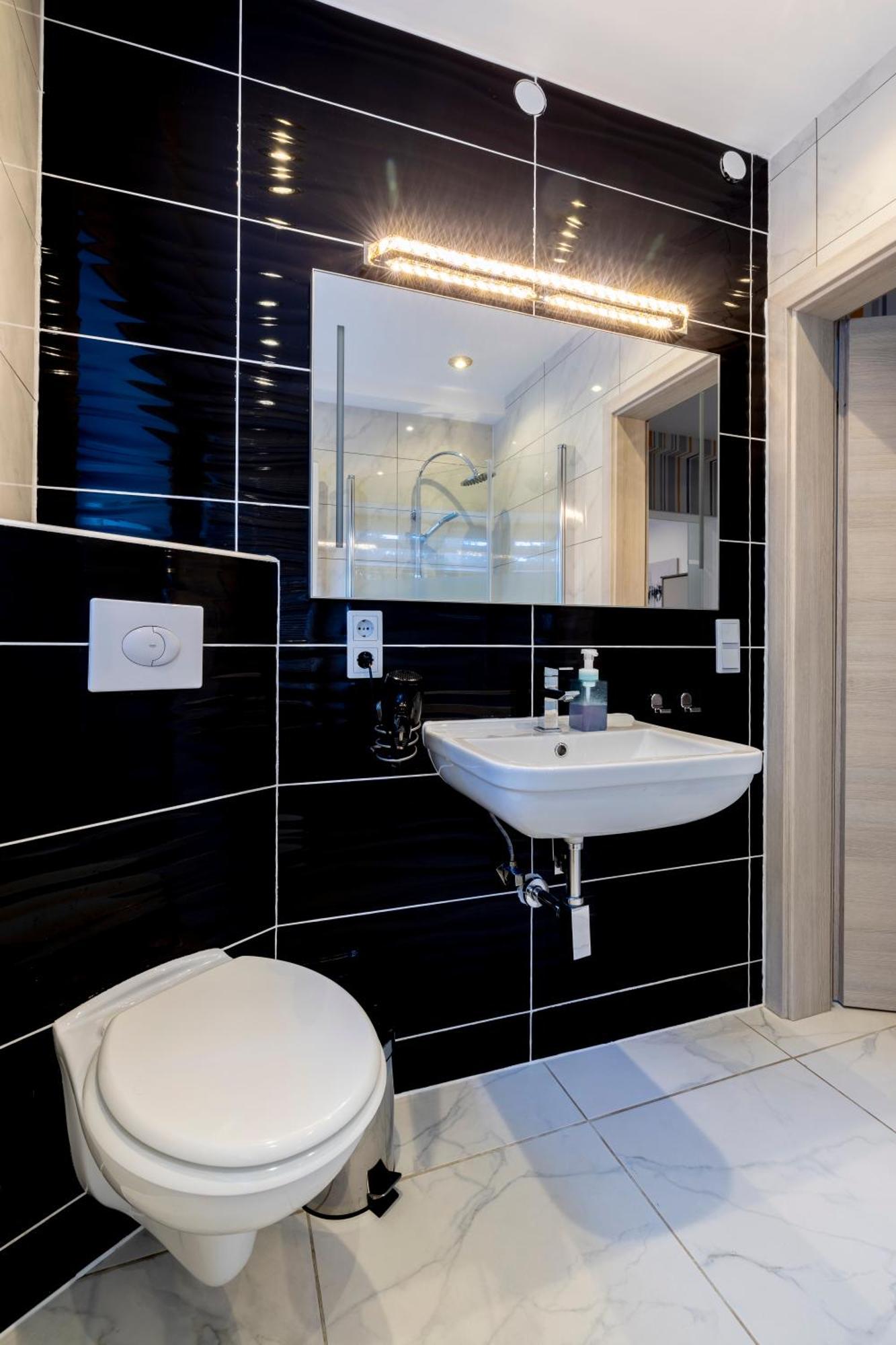 Design Apartment- 24H Self-Check-In - Bis 4 Pers - Parkplatz - Wifi - Balkon -Terrasse - In Direkter Weihernaehe - Radwege Schiffweiler Exterior photo